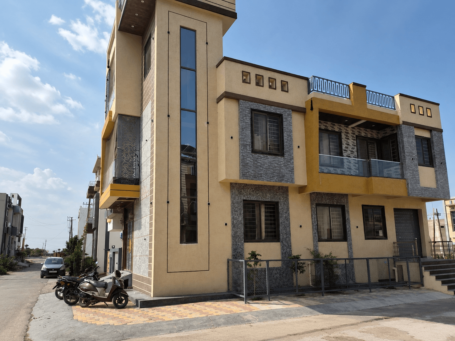Titardi Modern Architecture Villa — Arislim Series 27×65 with Mesh & Vertical Curtain Glazing installation in Titardi, Udaipur